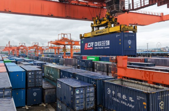6月22日,新型汽车箱在重庆团结村中心站装车(无人机照片)。新华社记者唐奕 摄