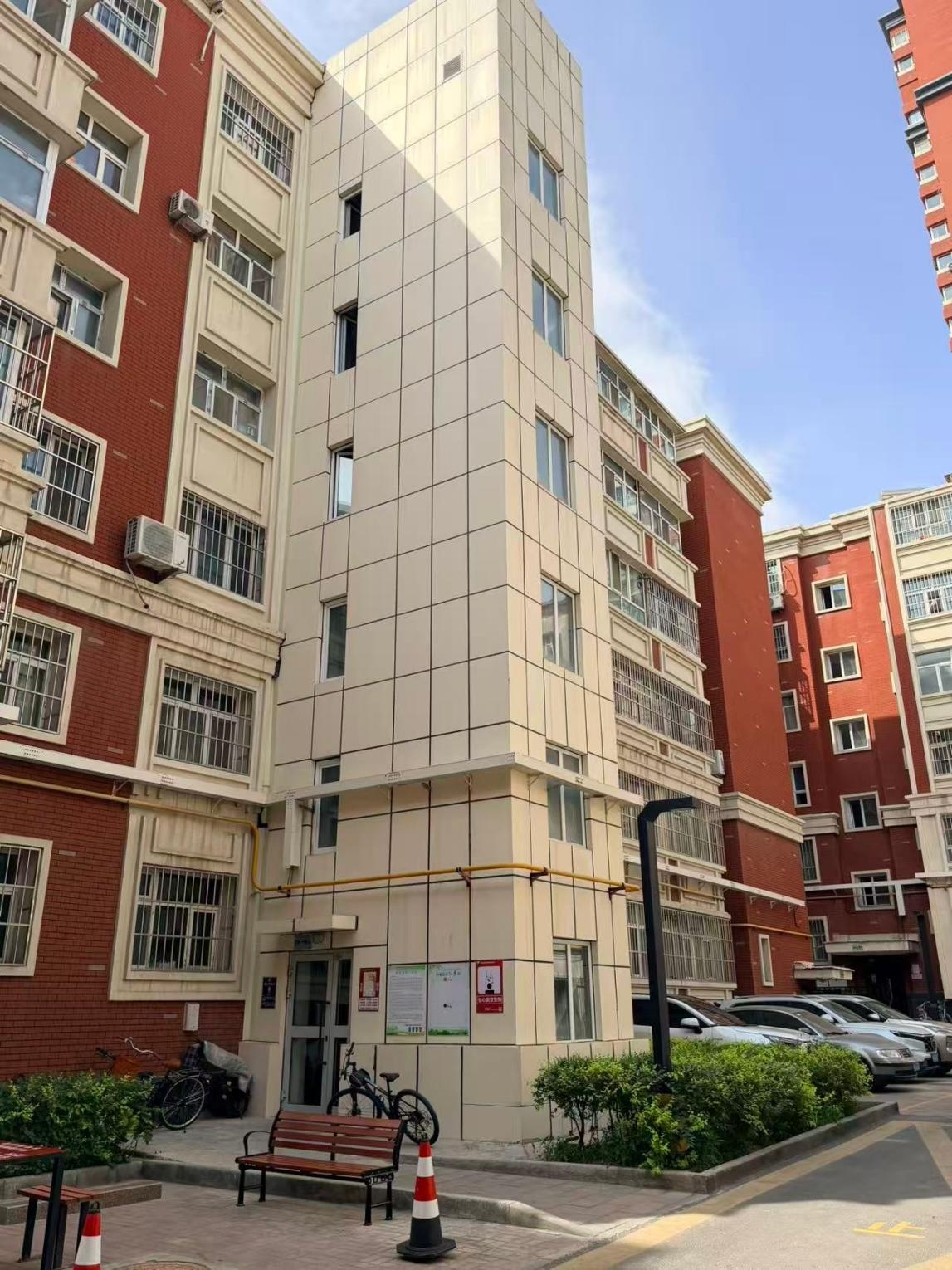 “拆墙并院”改造后,乌鲁木齐市天山区前进路137号的光华小区为居民加装了电梯。人民网记者 郝帅摄