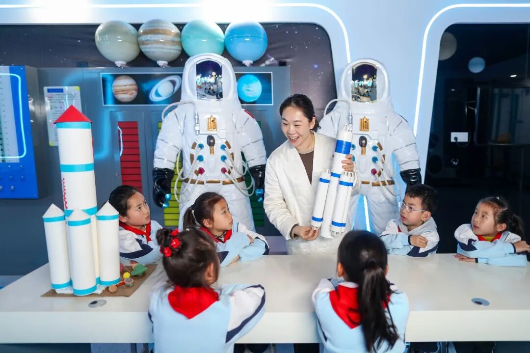 江苏省泰州市姜堰区淮海小学,老师通过模型给学生们介绍航天知识 周社根 摄