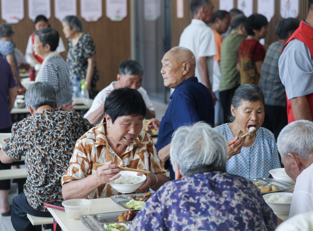 7月28日，老人在荻浦村老年食堂就餐。
