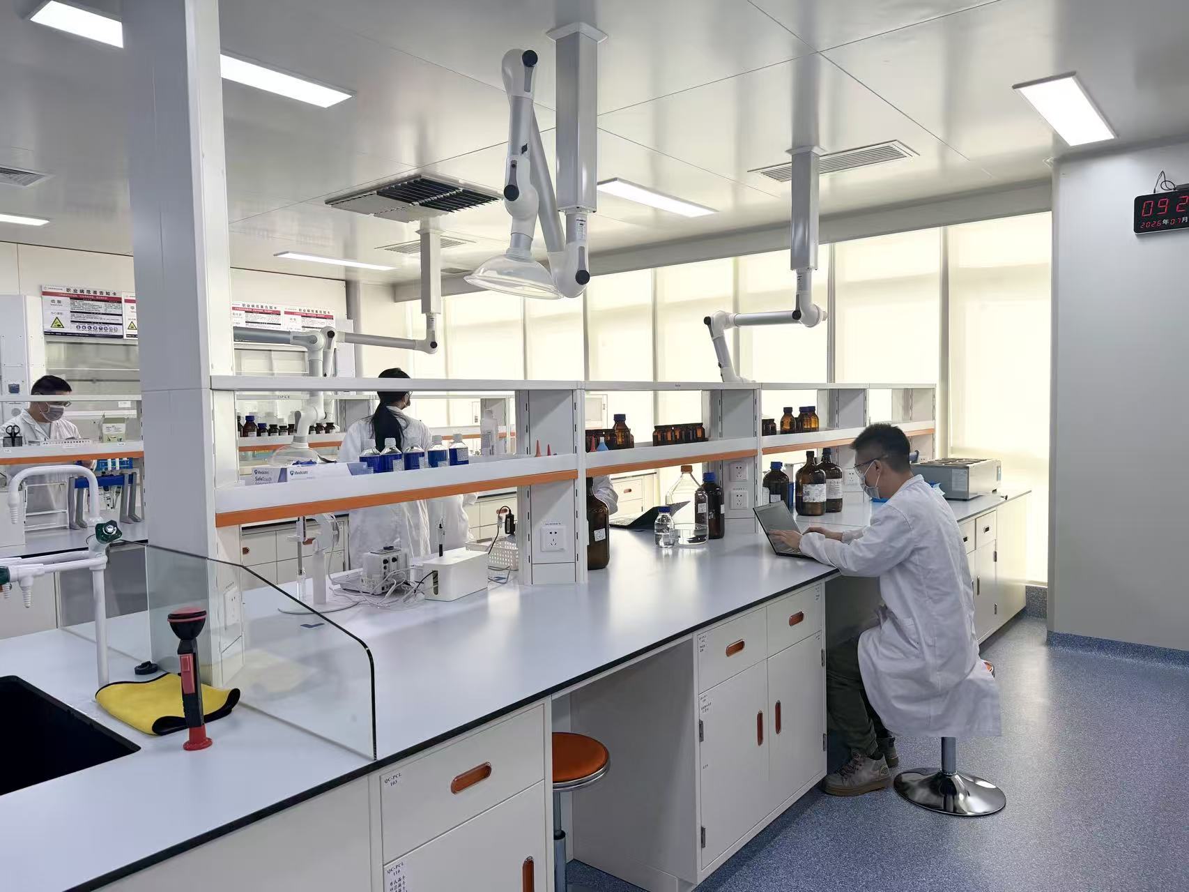 诺诚健华质量控制(QC)实验室工作人员在核查每项数据。人民网记者 丁亦鑫摄