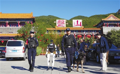 蓟州盘山景区警务站投用警用机器人等,构建人机协同巡防体系。 通讯员 李杰 宁俊成 摄