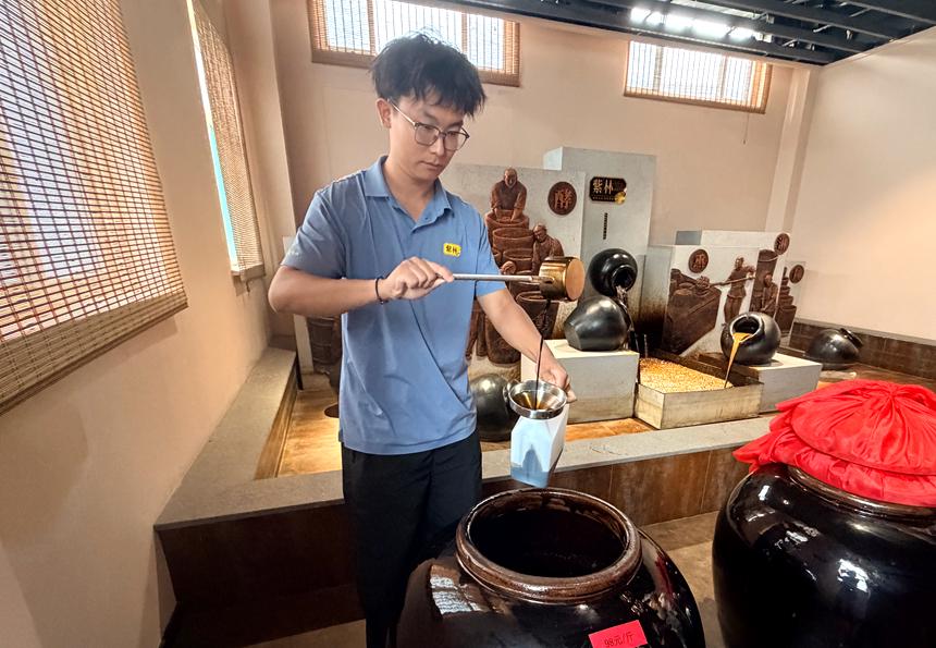 工作人员正在打醋。郭思源摄