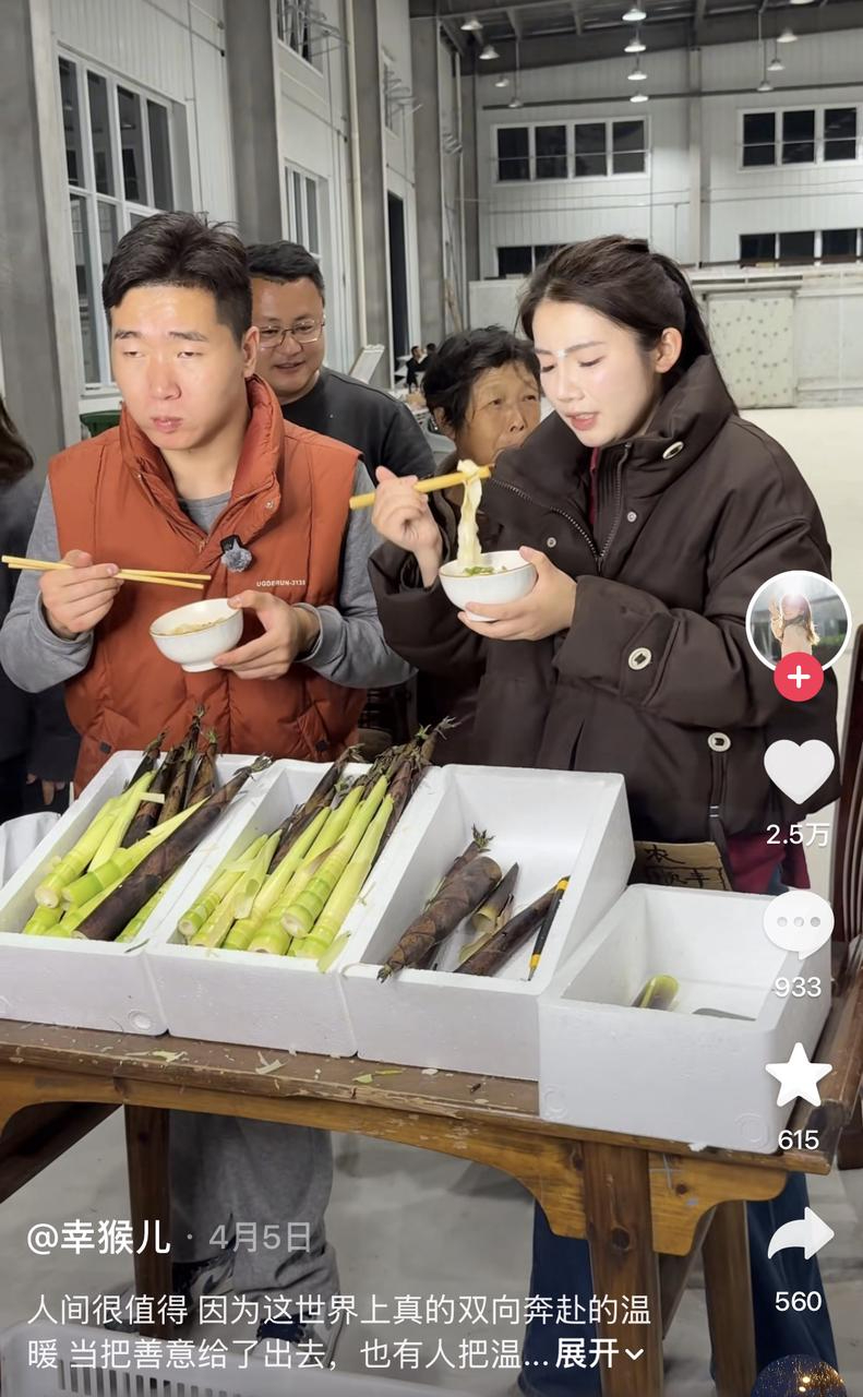 刘幸（右）在黄山直播销售雷笋。受访方供图