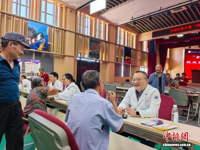 专家在基层开展义诊。张煜欢 摄