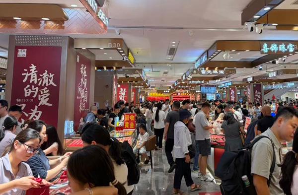消费者在深圳水贝市场选购黄金饰品。受访者供图