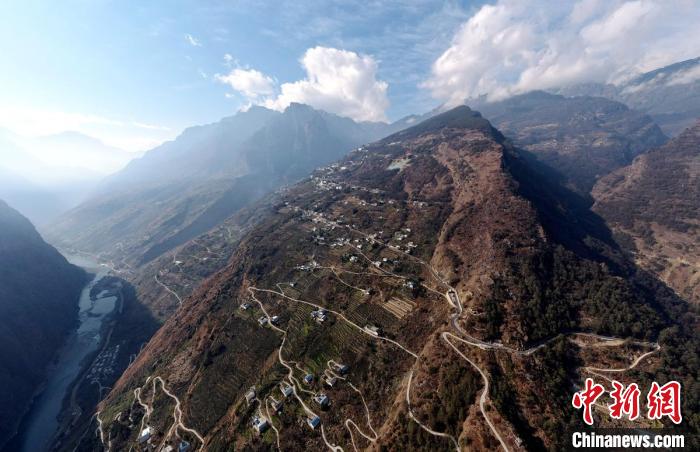 航拍雅砻江边高山峡谷间的九龙魁多镇。　刘忠俊 摄