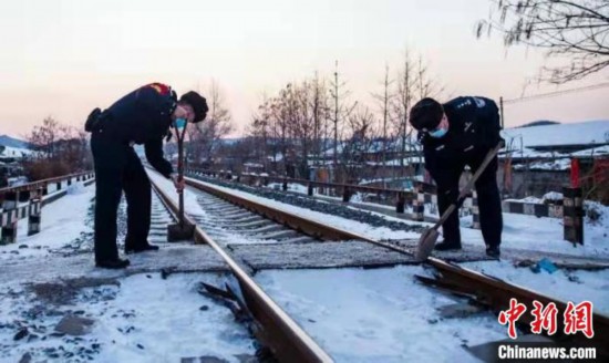 巡站区、缉逃犯,铁路公安坚守岗位保春节平安