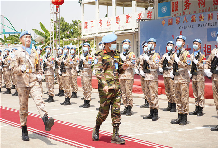 图片为朱巴战区司令阿提库尔·拉赫曼准将检阅维和步兵营仪仗队。维和步兵营供图