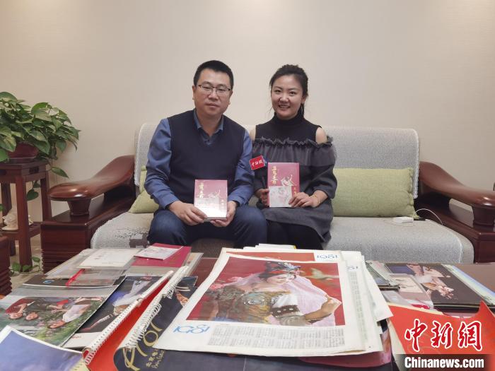 图为陈晓斌(左)向<a target='_blank' href='/' >中新网</a>记者介绍他所收藏的舞剧《丝路花雨》相关珍贵资料情况。　崔琳 摄