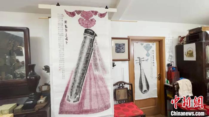 山西太原，传拓匠师陈旭致力于将传拓技艺融入现代生活，让文化遗产“活”起来。　张立程 摄