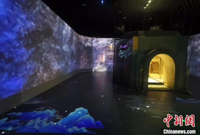 位于该馆的戴庄金墓展区，由沉浸式三折幕、地面氛屏、透明屏组成。　高雨晴 摄