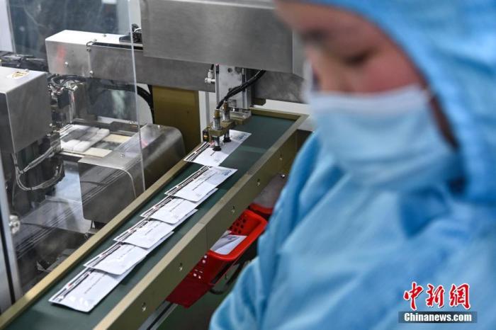 3月2日，广东省广州市，万孚生物内的自动化生产线正在生产供港新冠抗原检测试剂。当日，由万孚生物生产的600万人份新冠抗原检测试剂从虎门港码头吊装上船，运往香港。 <a target='_blank' href='/'>中新社</a>记者 陈骥旻 摄