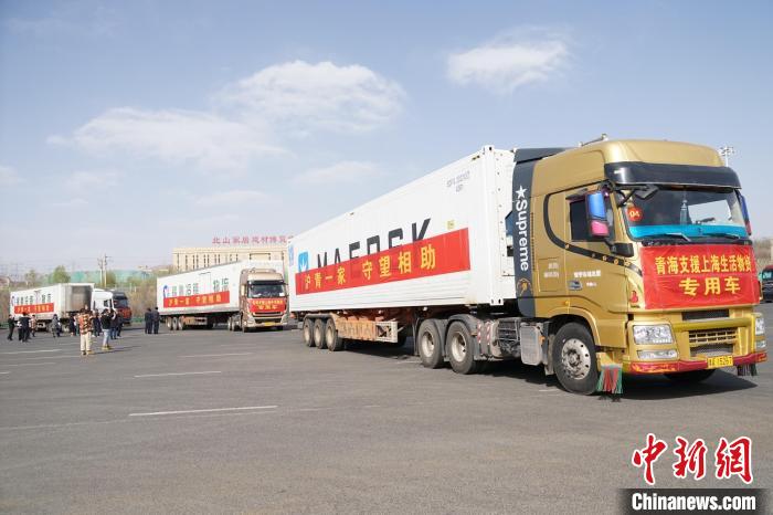 图为运送物资的车辆出发。　马铭言 摄