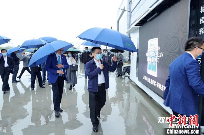 “成都造”智慧厕所：可以充电、换电池、租雨伞