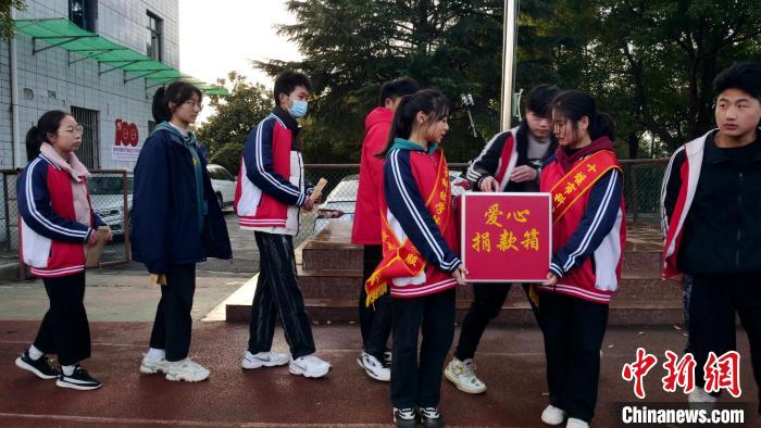 4月15日,十堰市科技学校发动师生向患者捐款 尹言斌 摄 4月15日,十堰市科技学校发动师生向患者捐款 尹言斌 摄