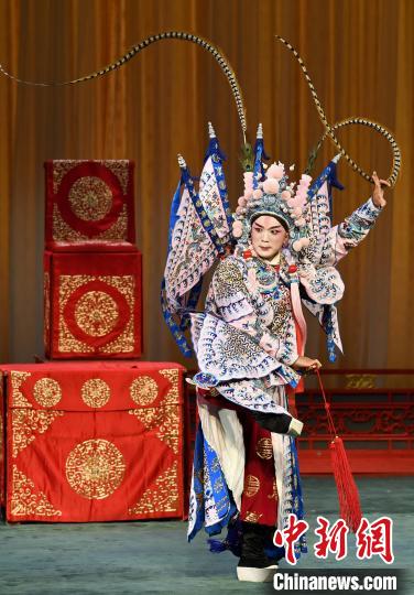 4月29日晚，由福建京剧院复排的经典传承武戏《伐子都》在福州通过官方抖音号进行线上直播首演。　 巫晓波 摄