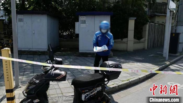 （上海战疫录）一外卖骑手核酸检测异常、无电子通行证仍外出警方：已立案侦查