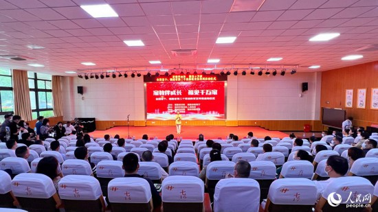 9日上午，家庭教育宣传周启动仪式在福州市晋安榕博小学举行。人民网 郑窈摄