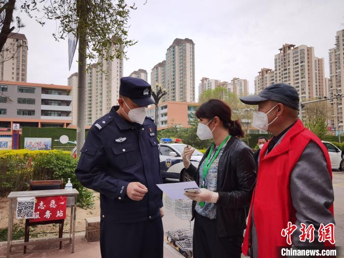 青海西宁：双警“战疫”最暖的关心是“早点回家”
