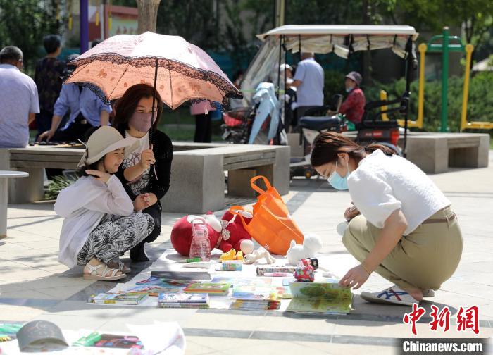 孩子们在家长的陪伴下进行物品交换。 陈康 摄 孩子们在家长的陪伴下进行物品交换。 陈康 摄