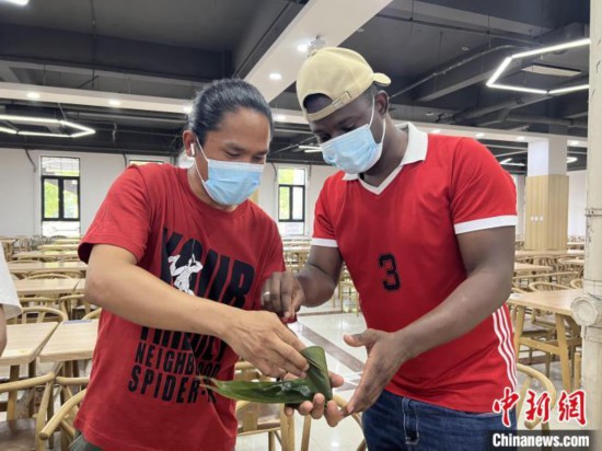 图为留学生们尝试包粽子。 张婧璇 摄