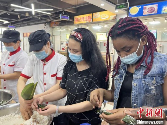 图为留学生们尝试包粽子。 张婧璇 摄