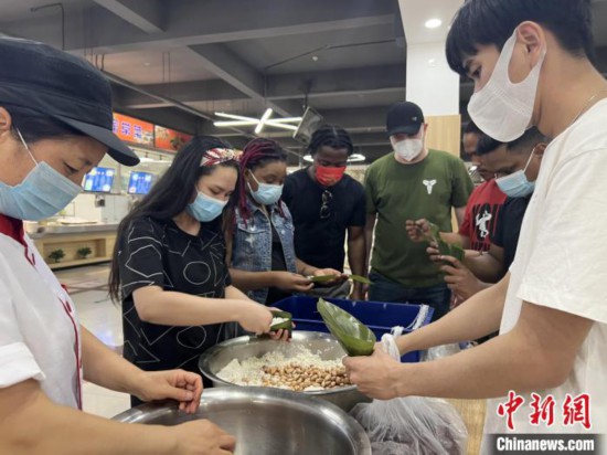 图为留学生们尝试包粽子。 张婧璇 摄