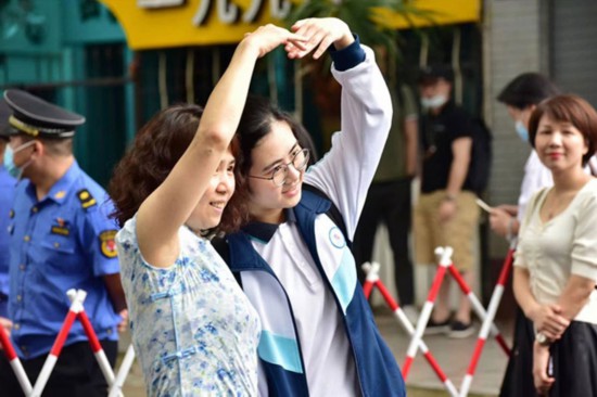 福州第二中学考点,家长与考生合影。蔡子元摄