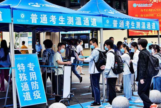 南平建阳第一中学,学生们有序测温进入考点。吴大灼摄