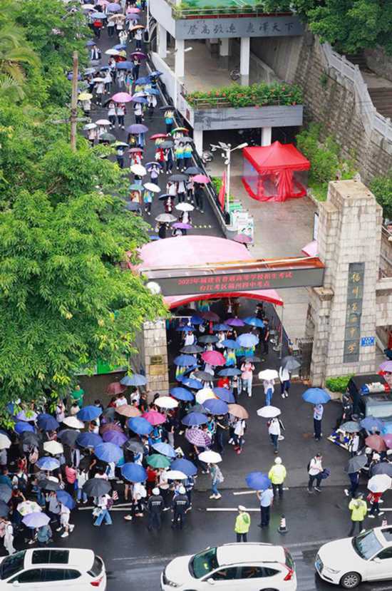 福州第四中学考点,学生们走出考场。陈品摄