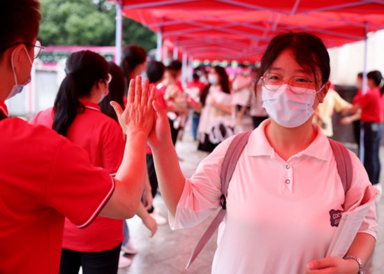 漳州南靖第一中学考点,老师们为学生加油打气。张志坚摄