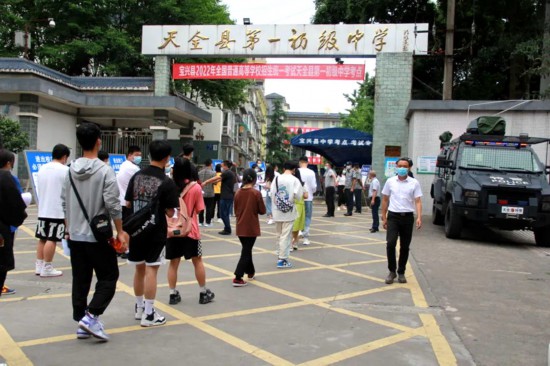 6月6日,宝兴学子到天全一中考点熟悉考场,在考点外排队有序进入。雅安市教育局供图