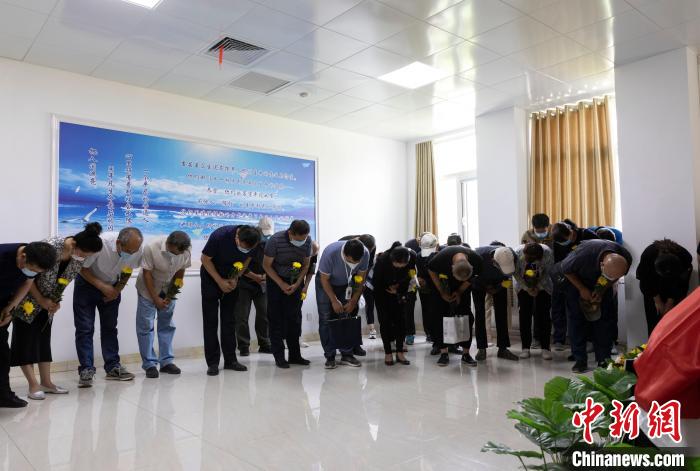 鞠躬缅怀。 杨迪 摄 鞠躬缅怀。 杨迪 摄