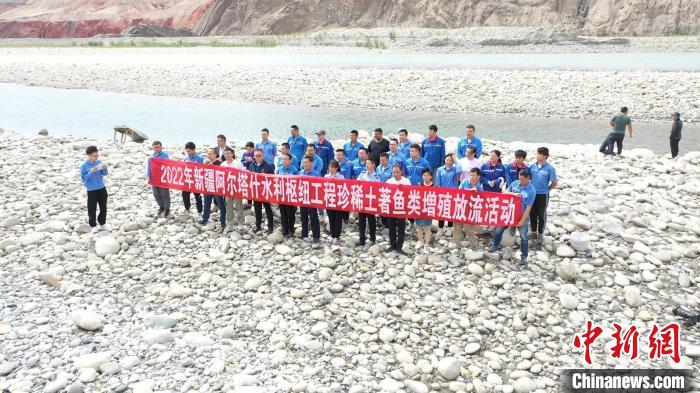 新疆阿尔塔什水利枢纽工程今年增殖放流鱼苗50万尾