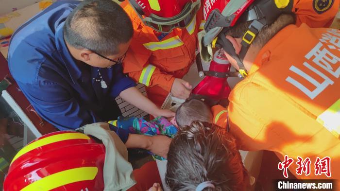 险！三岁男孩爬进洗衣机甩干桶被卡