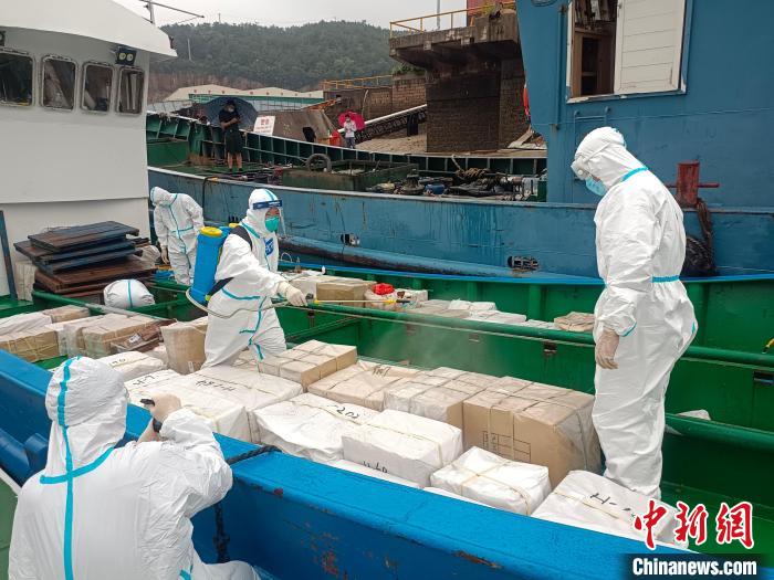 开展消杀工作。 宁德海警局 供图 开展消杀工作。 宁德海警局 供图