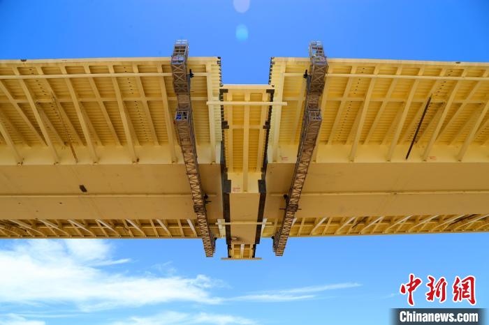 珠海金海大桥首个边主跨钢梁合龙