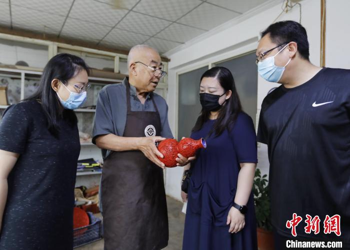 在河北省固安县南宋村，雕漆匠人朱庆元向来宾介绍漆器作品。　门丛硕 摄