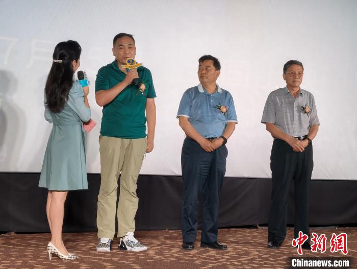 图为总导演李晓、主演葛玉修，参与电影创作的广电协会会长韩青峰接受采访。　祁增蓓 摄