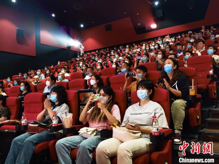 图为前来参加首映仪式的观众。　祁增蓓 摄