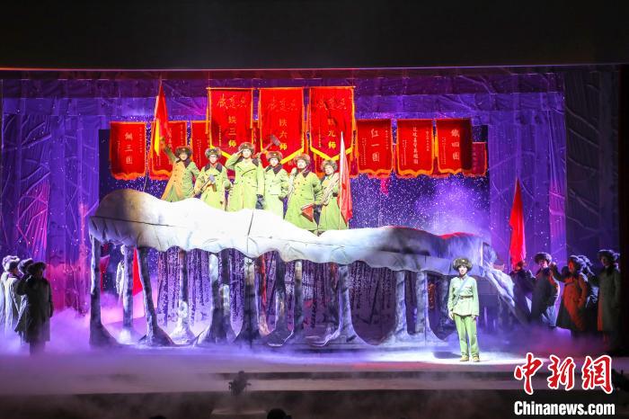 演员精湛的演技和惊艳的舞台特效让观众赞叹不已。　李旭光 摄