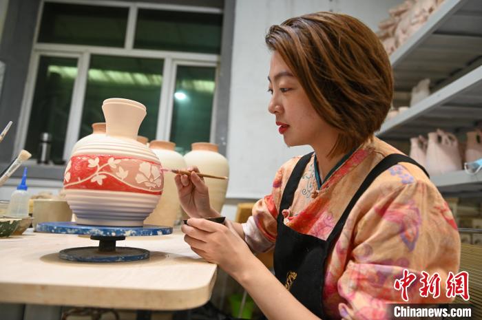 图为孙天舒在制作辽瓷，刷胶工艺。　于海洋 摄