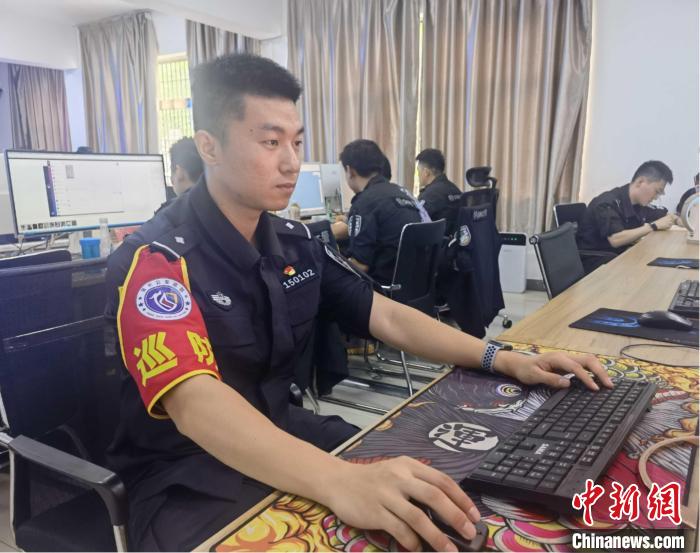 民警在进行视频比对研判。　顾燕 摄