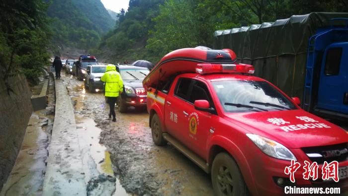 四川北川白什乡遭受洪水袭击部分房屋被淹正全力开展抢险救援工作