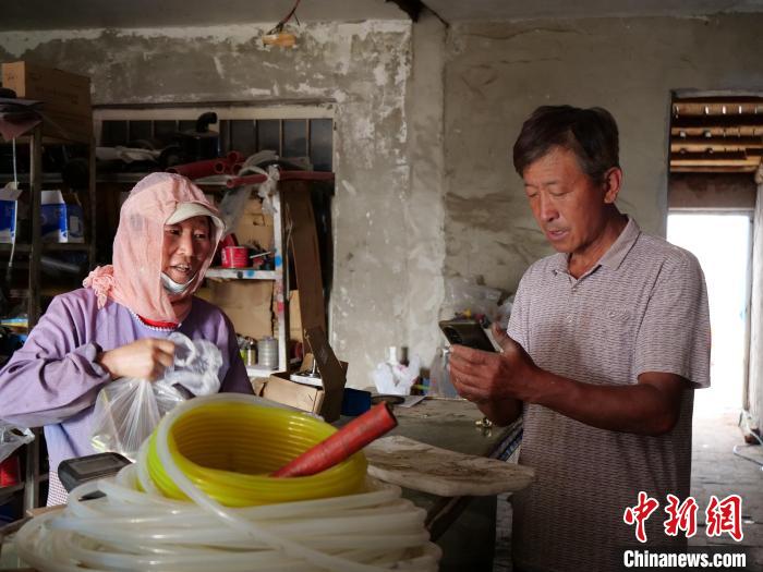 图为张云侠为顾客备货。　胡建华 摄