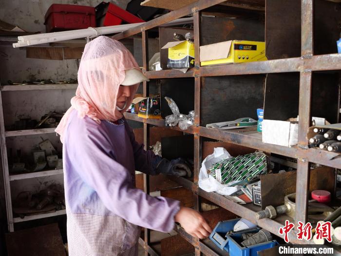 内蒙古：丈夫去世留60万元外债妻子开修理铺9年还清