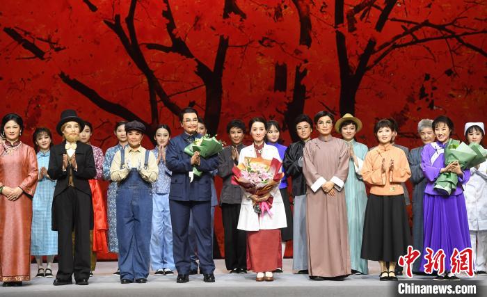 演出结束后，演员们向观众谢幕。　记者刘可耕 摄