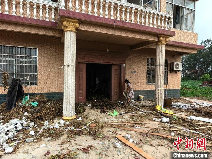 村民在打扫房屋。　谷华 摄