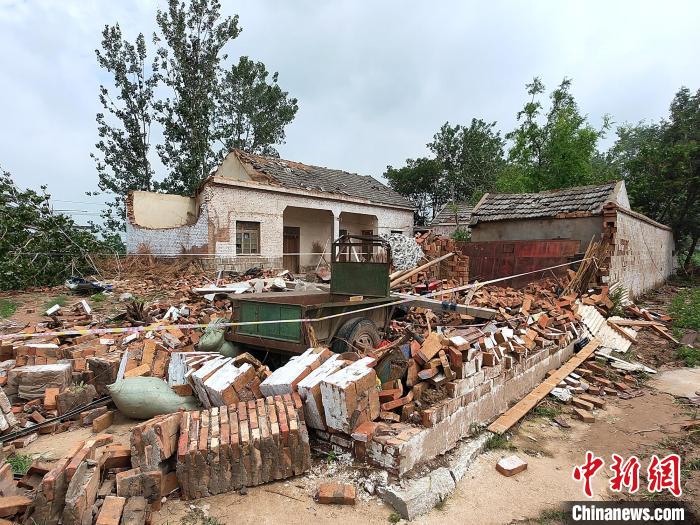 倒塌的老旧房屋。　谷华 摄